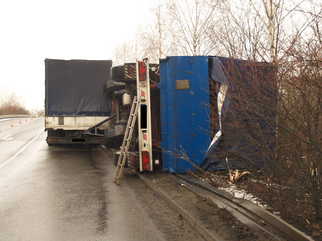 LKW Anhaenger umgekippt Koeln Niehl Geestemuenderstr Industriestr P03.JPG